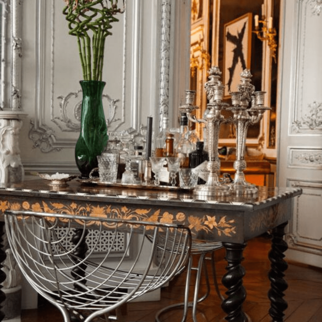 A pour Authentique et Audacieuse, notre démarche dans l’acquisition d&rsquo;objets d’Art&nbsp;Décoratif