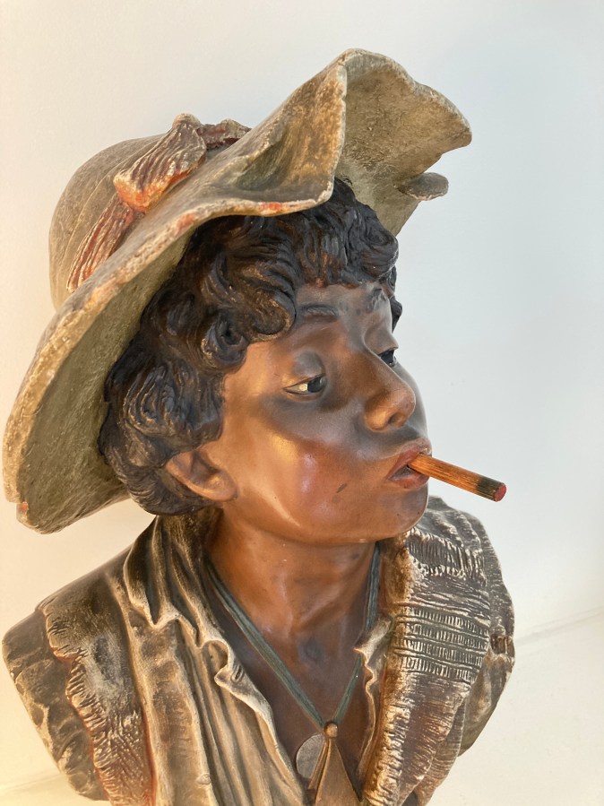 Charmant Buste D’enfant Au Chapeau, En Plâtre Polychromé