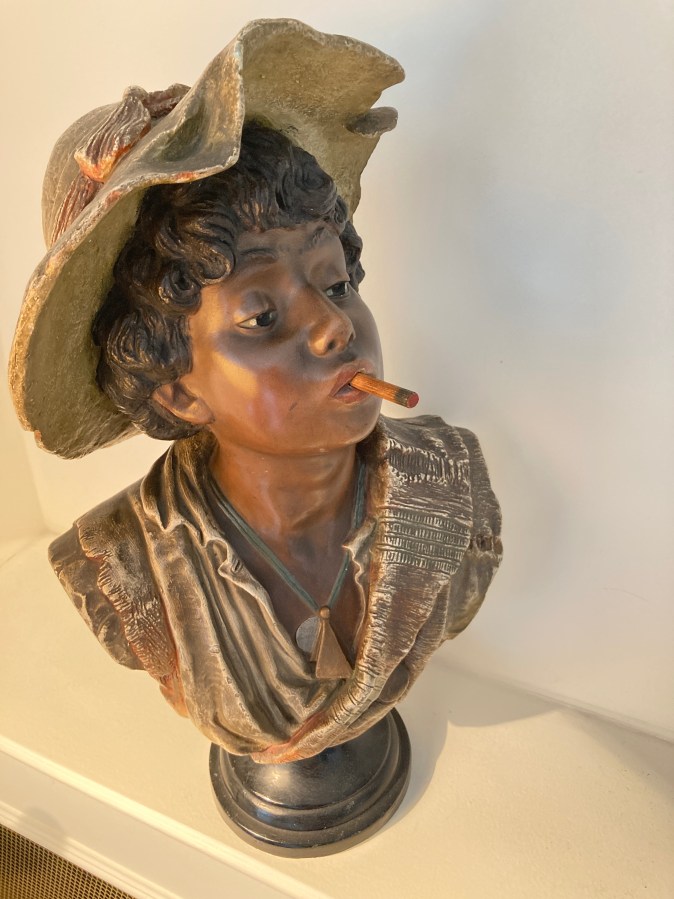 Charmant Buste D’enfant Au Chapeau, En Plâtre Polychromé